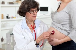 Осмотр беременной врачом